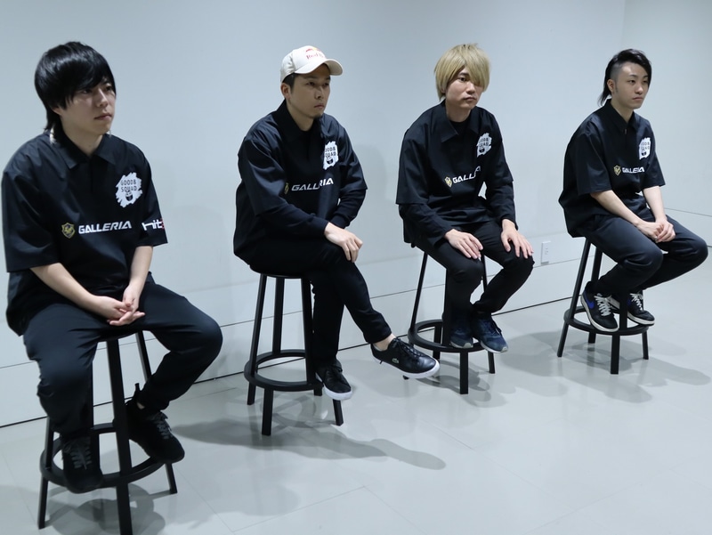 Good 8 Squadのインタビュー中の様子