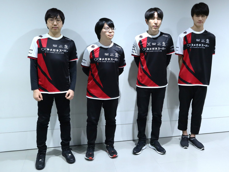 「忍ism Gaming」のメンバーは左から藤村、ジョニィ、ももち、ヤマグチ