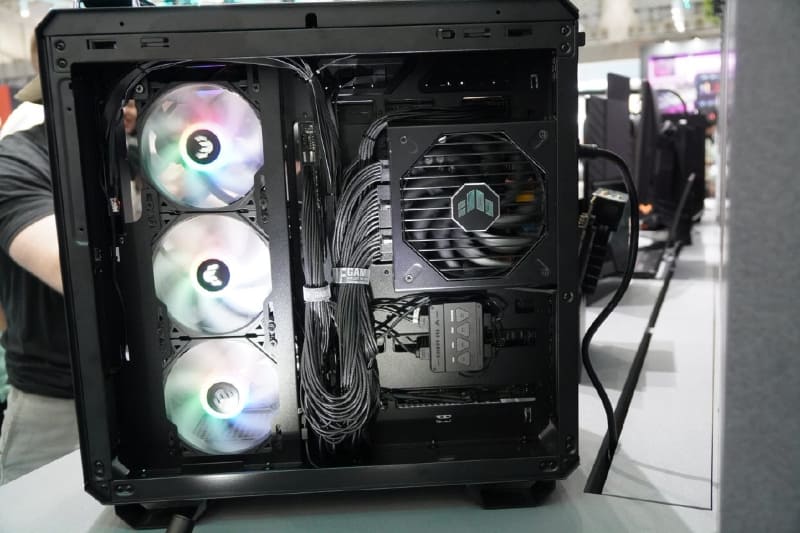 裏面にケーブルが集約されている