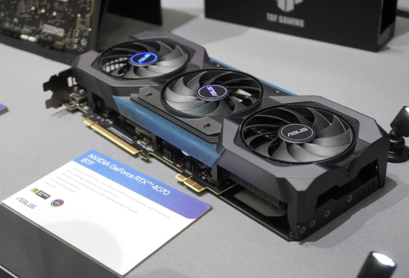 専用設計の電源コネクタになっており、12VHPWRコネクタやPCI Express 8ピンは存在しない