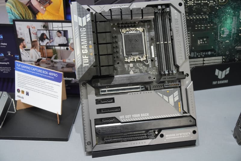 TUF GAMING Z790-PLUS Hidden-Connector Concept Motherboard表面