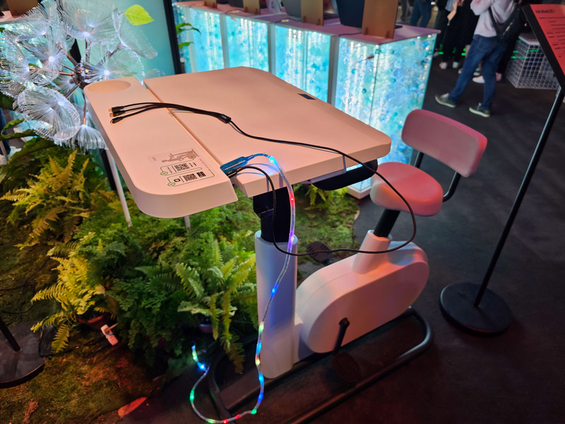 AcerのeKinetkt BD3。自転車型トレーニング器具の機能とワーキングデスク/チェアを兼ねているユニークな製品