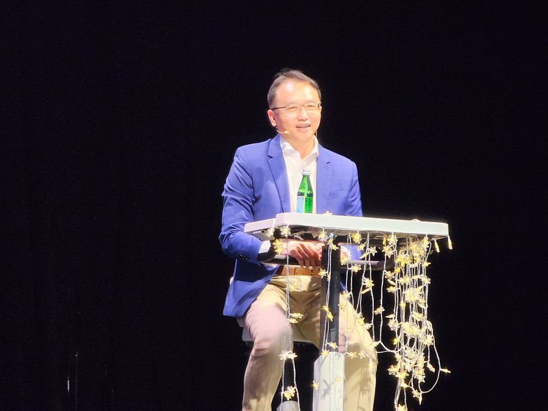 チャンCEOはeKinetktに乗って登場