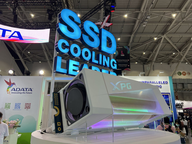 ADATAのブースで目につく巨大SSD(Project NeonStorm)