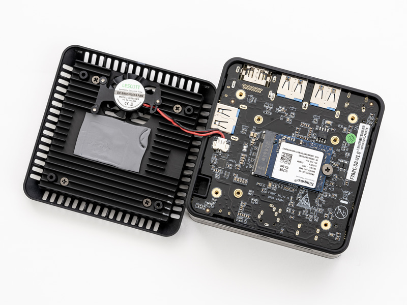 裏蓋はヒートシンクとファンでM.2 SSDを冷却