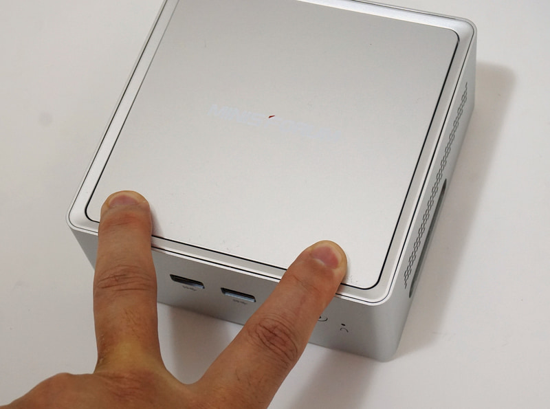 天板の前面に近い部分を2カ所押し込むとロックが外れる