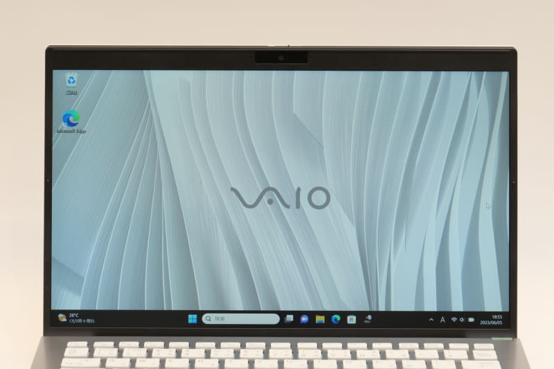 従来同様、アスペクト比16:9の14型液晶を搭載。試用機はフルHD表示対応だったが、タッチ対応パネルや4K表示対応パネルの搭載も可能