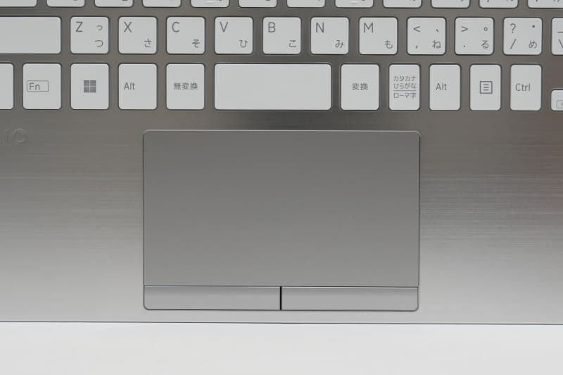 タッチパッドは独立したクリックボタンを備えており、こちらも良好な操作性だ