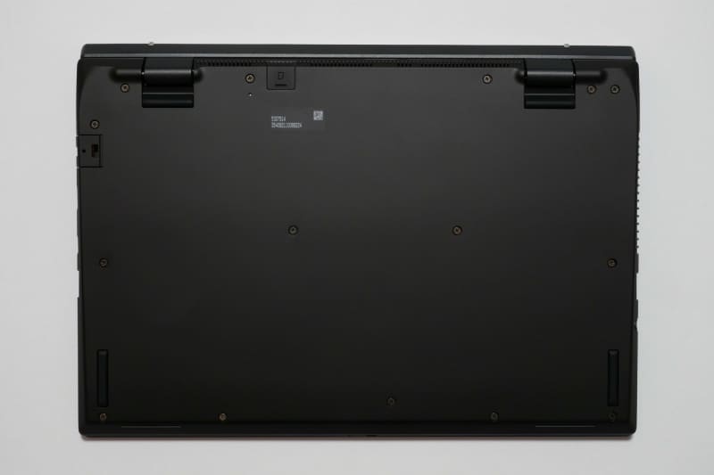 本体底面。WWANモデルはヒンジ側にNano SIMカードスロットを備えている