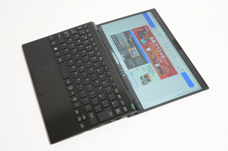 ディスプレイは180度まで展開できる