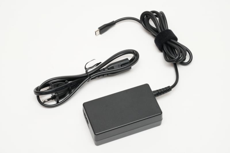 2023年モデルのACアダプタのコード長は実測150cm、電源ケーブルの長さは実測75cm