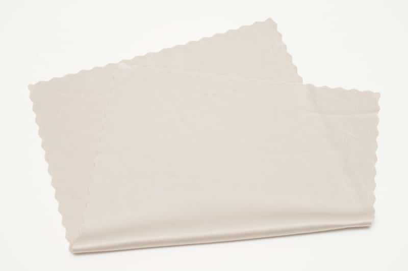 運搬時の画面保護を兼ねているクリーニングクロス。生地はそれほど厚くはないが丈夫そうだ