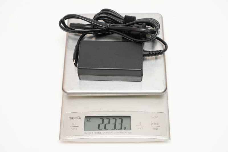 2023年モデルのACアダプタと電源ケーブルの合計重量は実測223.3g