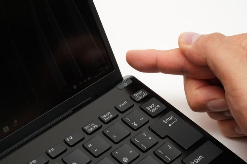 電源ボタンは指紋認証センサー一体型