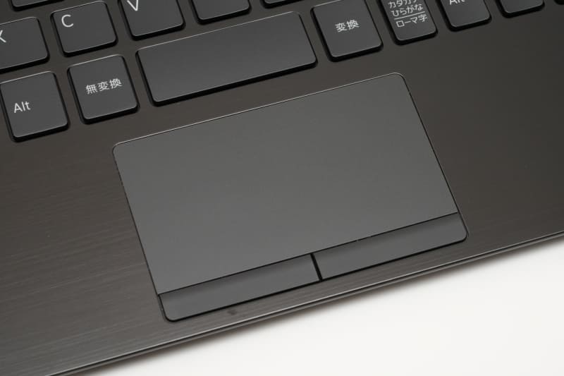 タッチパッドの面積は実測81×45mm。3本指ジェスチャーの際にはやや狭く感じる