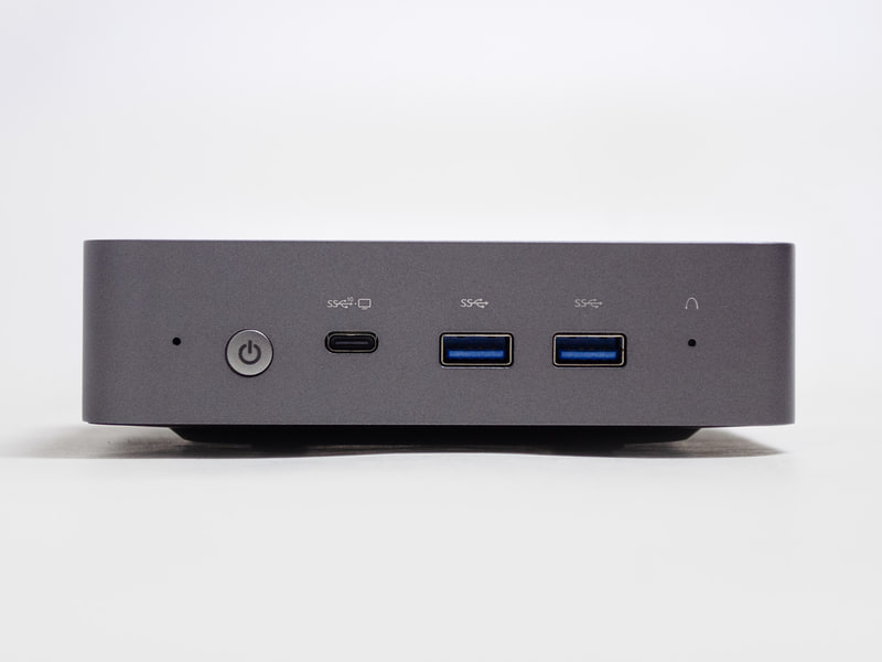 前面。電源ボタン、USB 3.1 Type-C(USB PD/DP Altモード対応)、USB 3.1×2