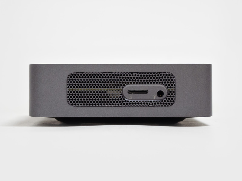 左側面はmicroSDカードスロット、3.5mmジャック