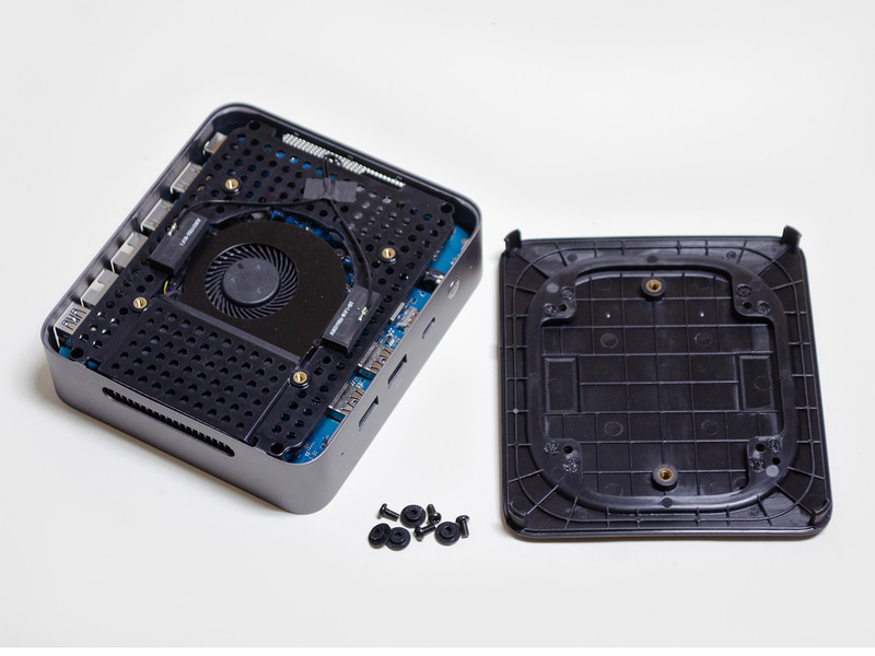 内部とパネル。ゴム足4つを外すと内部にアクセスできる