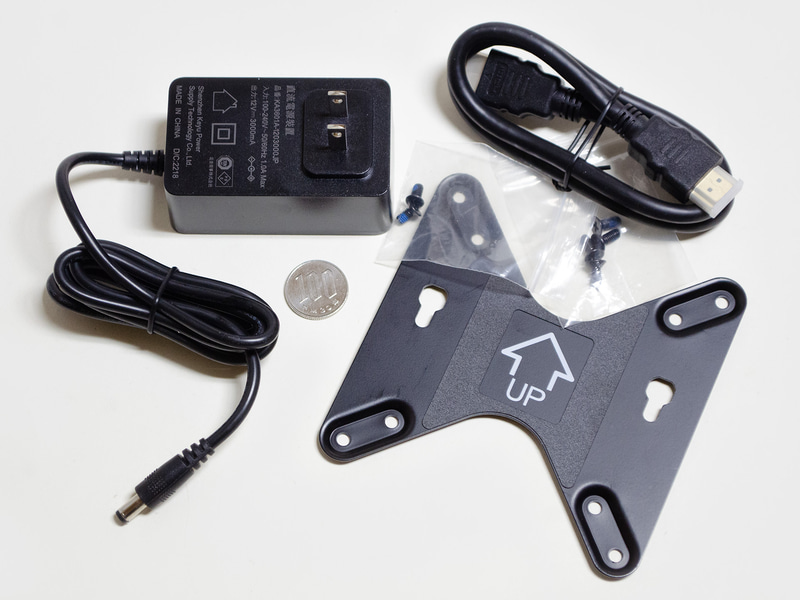 付属品はACアダプタ(サイズ約75×45×3mm、重量173g、出力12V/3,000mA)、VESAマウンタ、HDMIケーブル、ネジ類