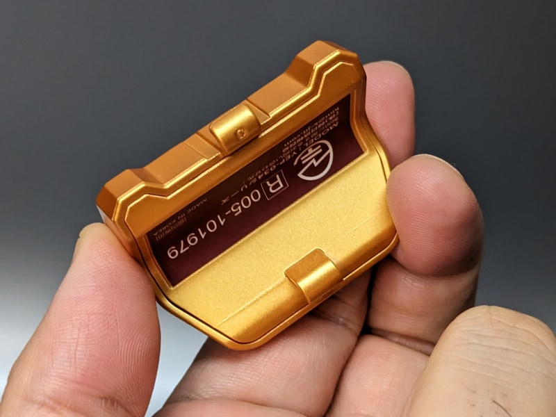 裏面はへこんでおり、ここに指を沿わせるように装着する