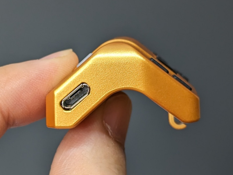 反対側には充電用ポート(Micro USB)を備える