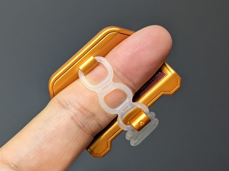 本体裏面のフックにひっかけることで指を通せるようになる