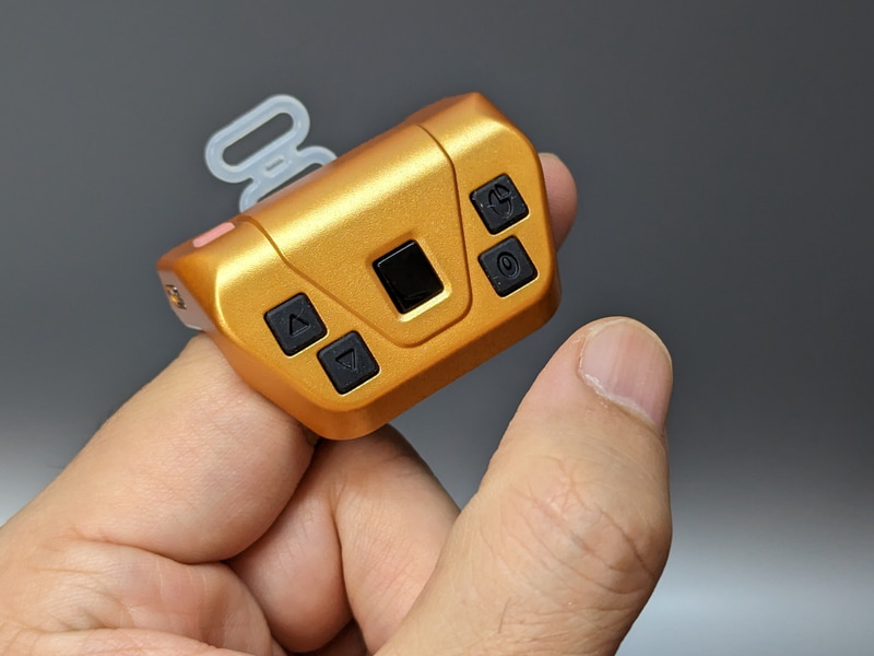 操作は親指で行なう。シリコンベルトの余剰部分は切り取っても構わない