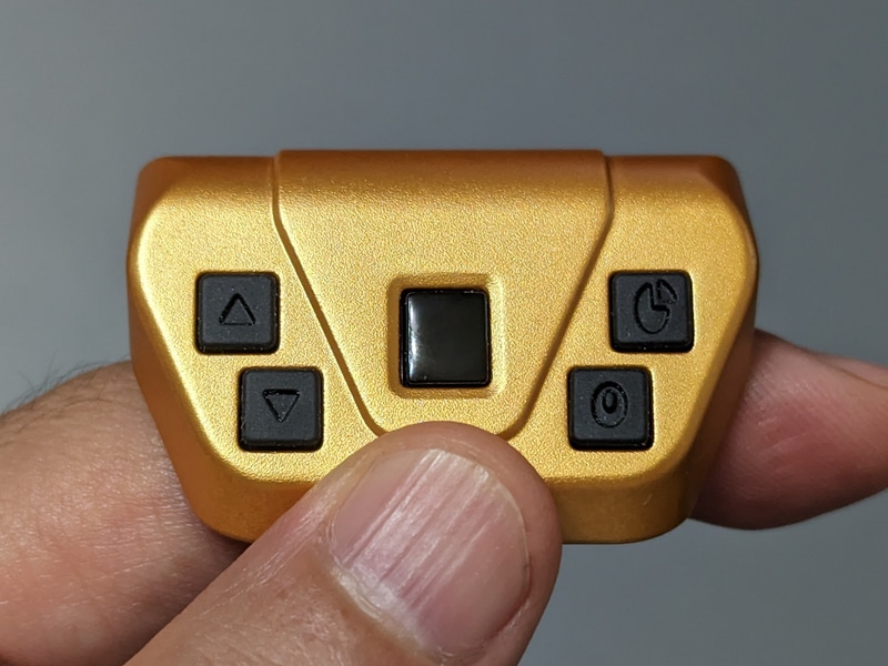 中央ボタンはなぞることでポインタを操作できるほか、クリックにも対応。左の2つのボタンは上下スクロールに利用できる