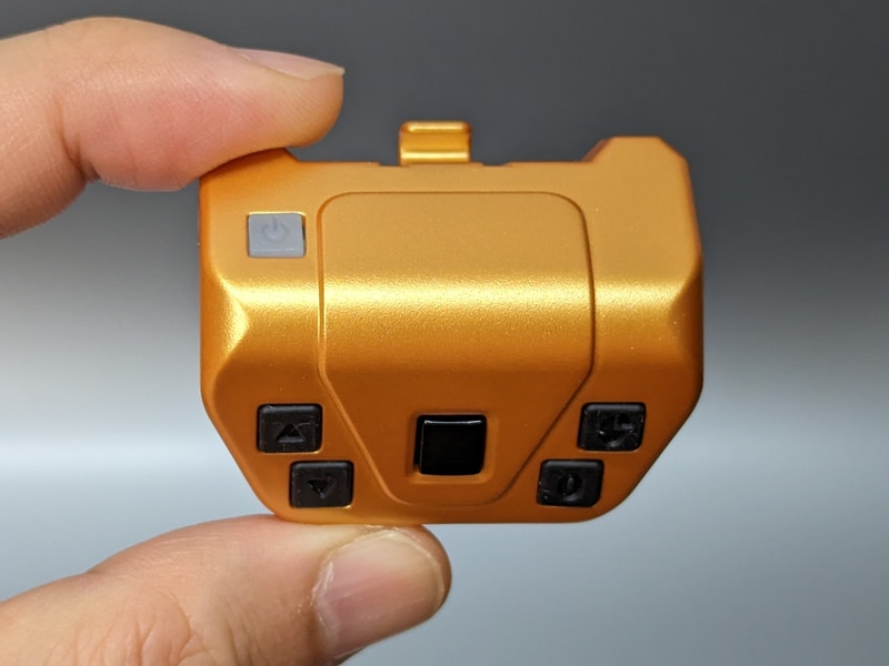 背面に当たる部分には電源ボタンがある。利用時は赤く点灯する