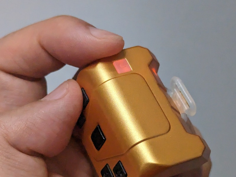 電源を入れると赤く点灯する。近くにペアリング済みデバイスがあれば自動的に接続される。ちなみにマルチペアリングには非対応のようだ