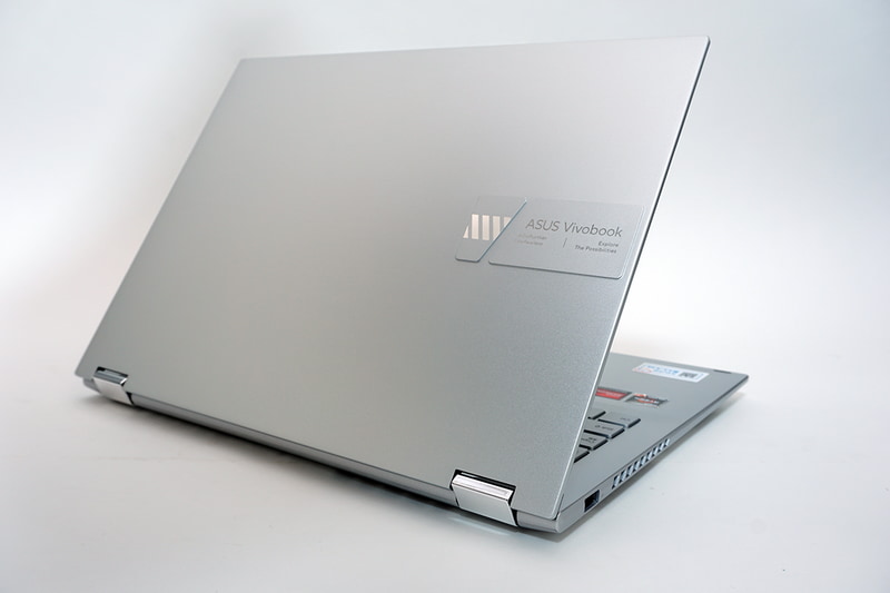 シンプルなデザインとハデではない落ち着いたシルバーカラーで用途を選ばず使いやすい