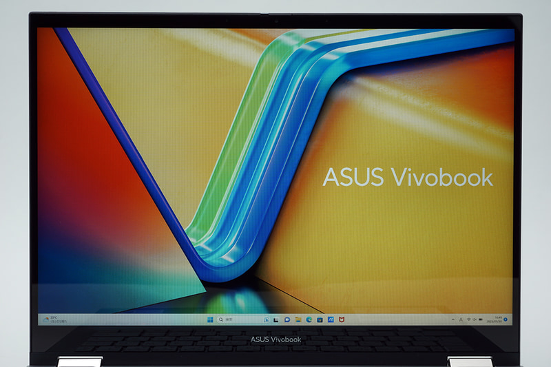 ディスプレイは14型のWUXGA。グレイタイプなので映り込みは強め。リフレッシュレートは一般的な60Hzだ