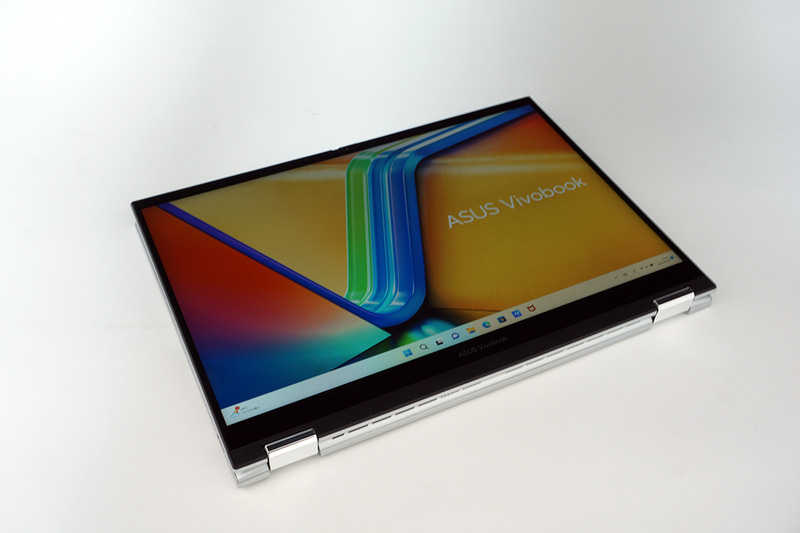 ディスプレイを360度回転させれば完全なタブレットモードとして利用可能だ