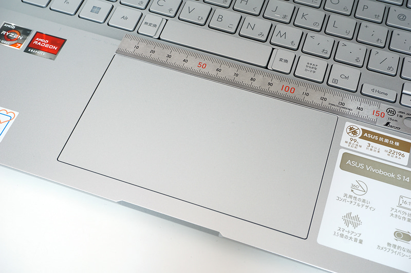 タッチパッドは約130×74mm