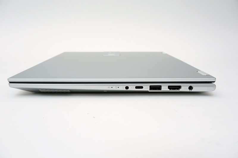 右側面にヘッドセット端子、USB 3.1 Type-C(DisplayPort出力、USB PD対応)、USB 3.1、HDMI出力を用意