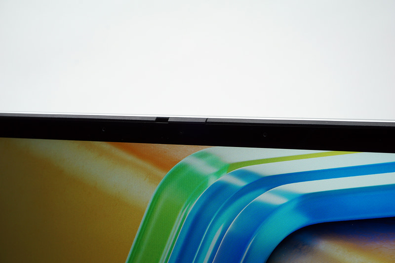 ディスプレイ上部にWebカメラとマイクを内蔵