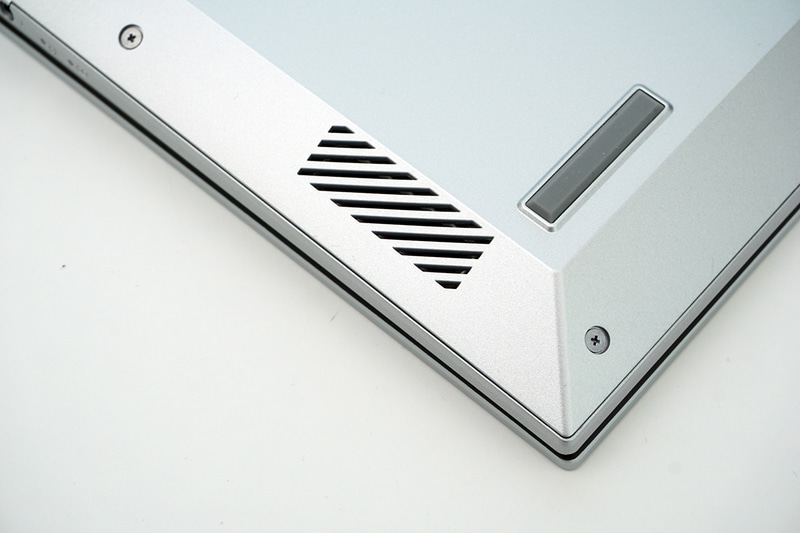 底面にステレオスピーカー(2W×2)が搭載されている