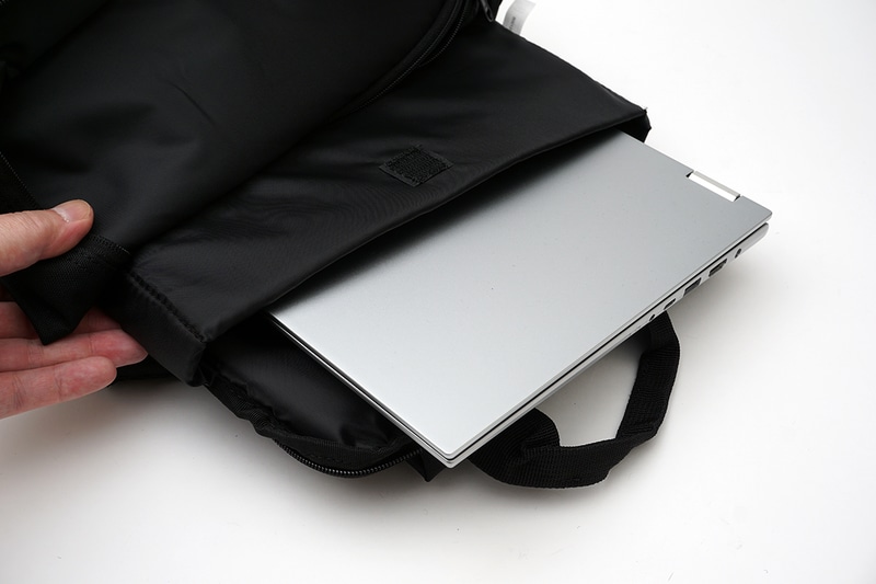 内部にはクッション性のあるノートPC収納部を備える。17型まで対応しているので、14型の本機はラクに収納可能だ