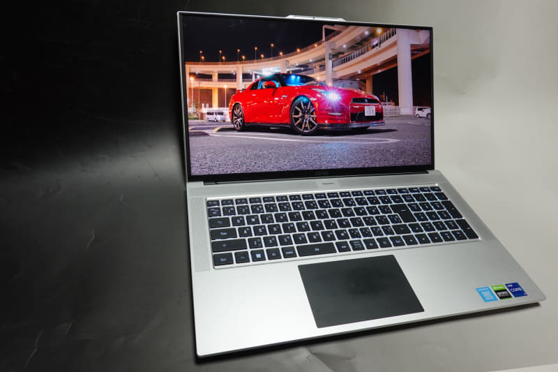 筆者が購入したGIGABYTE「<a href="https://www.gigabyte.com/jp/Laptop/AERO-17--Intel-12th-Gen" class="n" target="_blank">AERO17(XE5-73JP744HP)</a>」