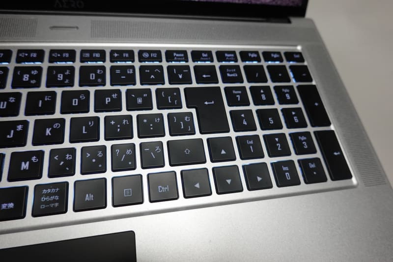 [Enter]キーの直下にカーソルキーの[↑]が来るので、右[Shift]キーを押すたびにカーソルが上に移動してしまうミスタッチを頻発してしまう。この「テトリス配置」はゲーミングノートPCに多い