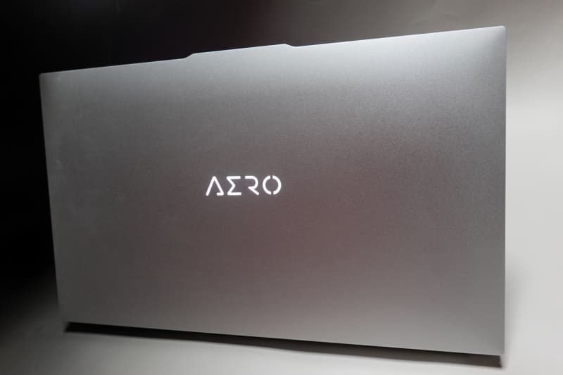 画面裏の上面部分は「AERO」の文字が輝く!