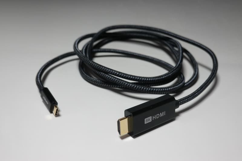 4K/HDR/120Hzまでの表示が行なえたUSB Type-C→HDMIケーブルは<a href="https://www.amazon.co.jp/dp/B0BG464C2T/impresswatch-6-22/ref=nosim" class="n" target="_blank">こちら</a>。おそらく、端子内部でDisplayPort Alt Modeの信号をHDMIに変換していると見られ、HDMI Alternateモードでの表示にはなっていないと筆者は考えている。まあ、いちおう、4K/HDR/120Hzまでの表示が行なえたので「これでよし」として、ひとまずは妥協中