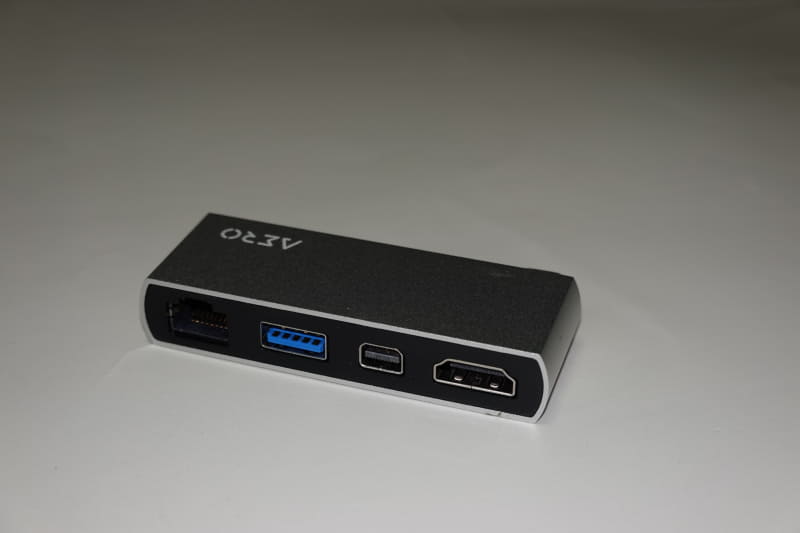 商品にはUSB Type-C接続タイプの拡張ポートドックが付属する。便利そうな端子が列んではいるがSDカードスロットはなかった