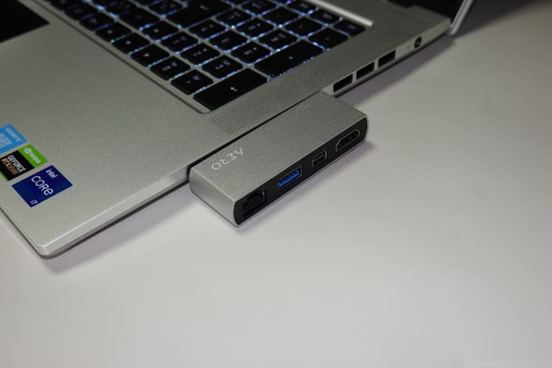 標準付属のドックは本体正面向かって右側面側のUSB Type-CがThunderbolt 4対応となっており、ここに接続して使う
