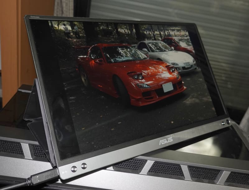 ASUS製のポータブルUSB液晶モニター「MB16AC」。HDMIがなくDisplayPort Alt Mode対応のUSB Type-Cのみを搭載。これは今でも主張のお供として愛用中