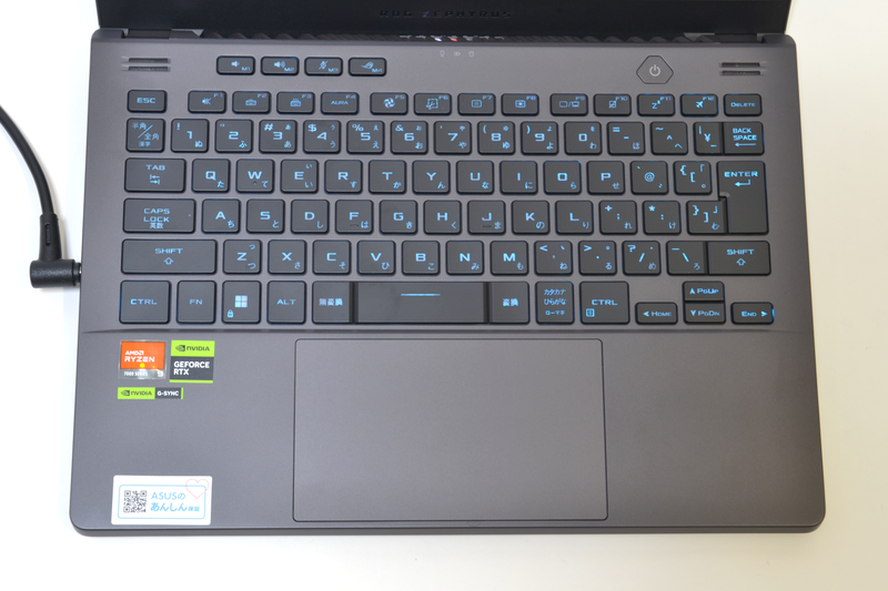 キーボードはテンキーレス。最下段だけ少し縦に厚い