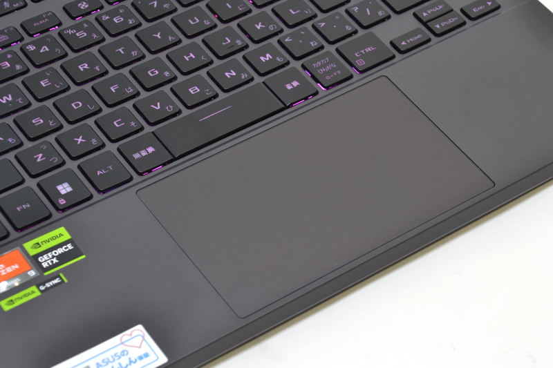 タッチパッドはボタン一体型。横方向に広め