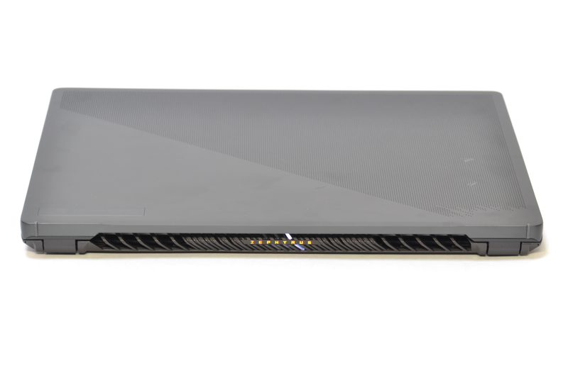 背面は排気口のみで端子類はない。中央付近にはインジケータが埋め込まれている