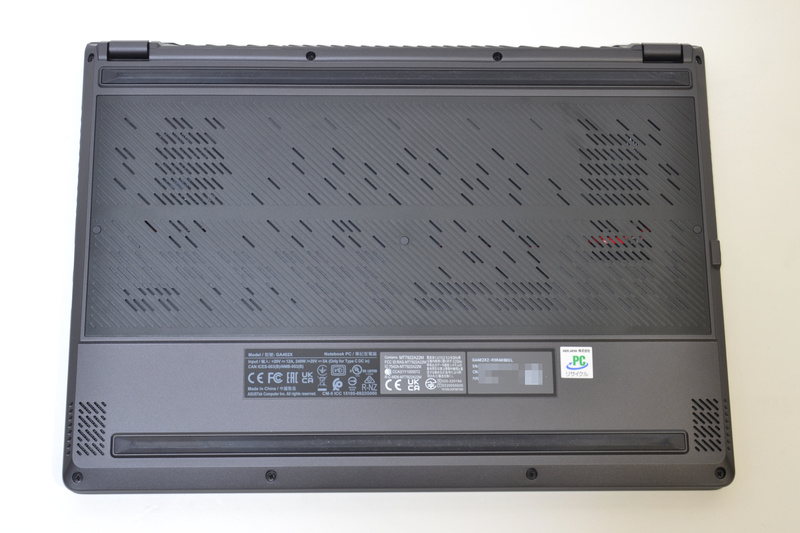 底面の吸気用スリットは意外と狭い。手前左右にはスピーカーを内蔵