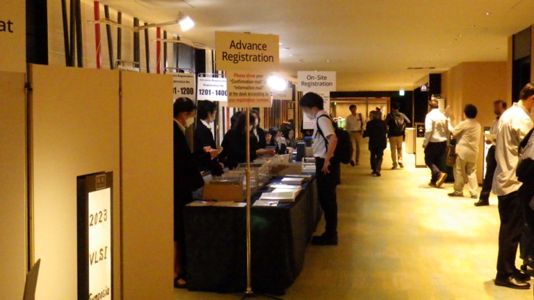 6月12日午前8時15分ころに筆者が撮影した参加登録者(ショートコースおよび技術講演会)の受け付けカウンター。プレイベント日なのでカウンターは空いていた。技術講演会が始まる13日は、かなりの混雑が予想される